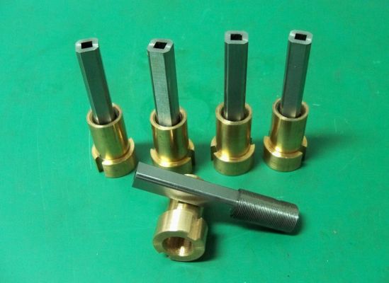 Núcleos de molde com roscas de precisão.